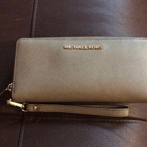 Michaelkors wallet barely used in great condition.